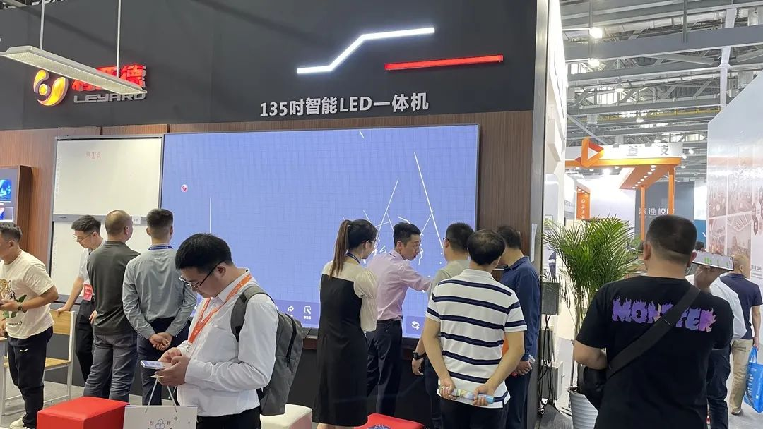 新利luck教育新品及解决方案惊艳亮相81届教装展